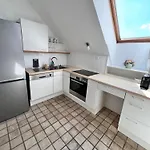 Lage - 100m2 - 2 Schlafzimmer Mit Garage Appartement