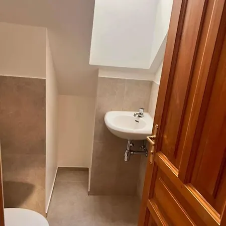 Apartment Lage - 100m2 - 2 Schlafzimmer Mit Garage *