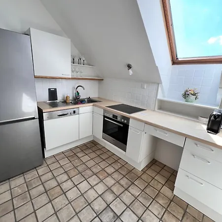 Lage - 100m2 - 2 Schlafzimmer Mit Garage Apartment