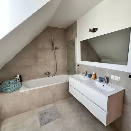 Lage - 100m2 - 2 Schlafzimmer Mit Garage Apartmán