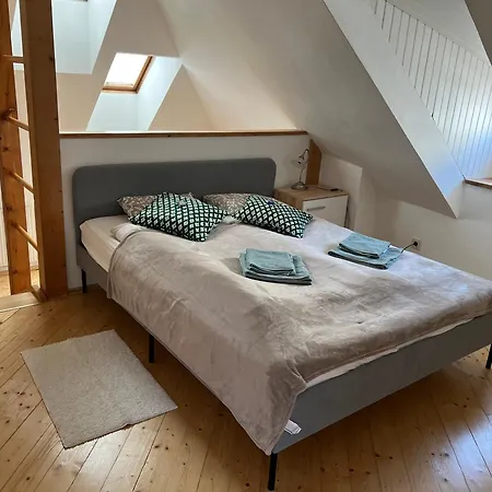 Lage - 100m2 - 2 Schlafzimmer Mit Garage Daire