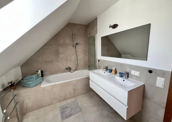 Lage - 100m2 - 2 Schlafzimmer Mit Garage Apartmán